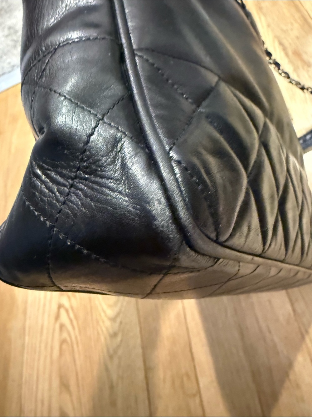 CHANEL Vintage Black Leather Shoulder Bag with Gold Chain Strap - Picture 5 of 16